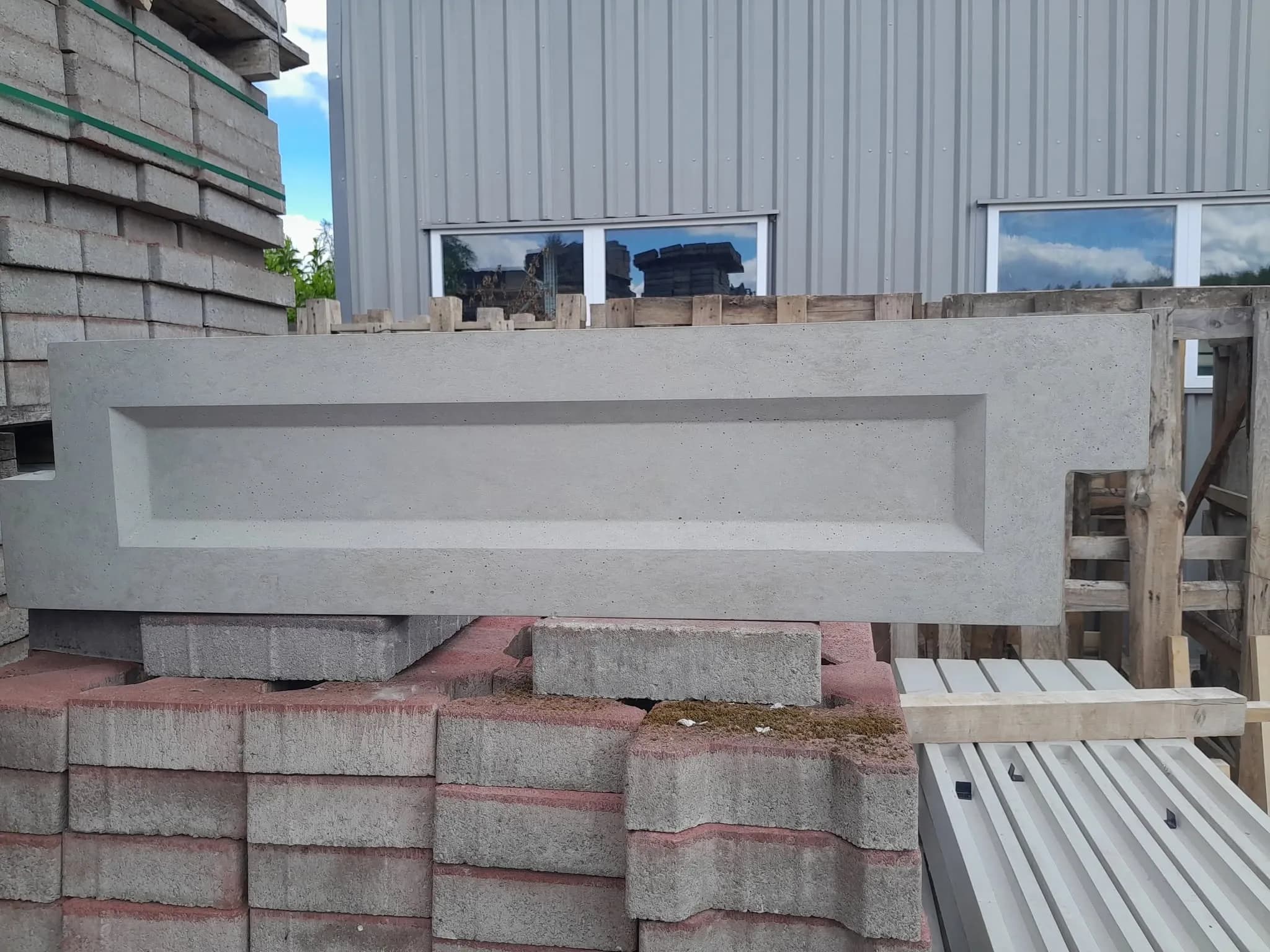 A beton magaságyás keretes felületű oldaleleme, raklapnak támasztva