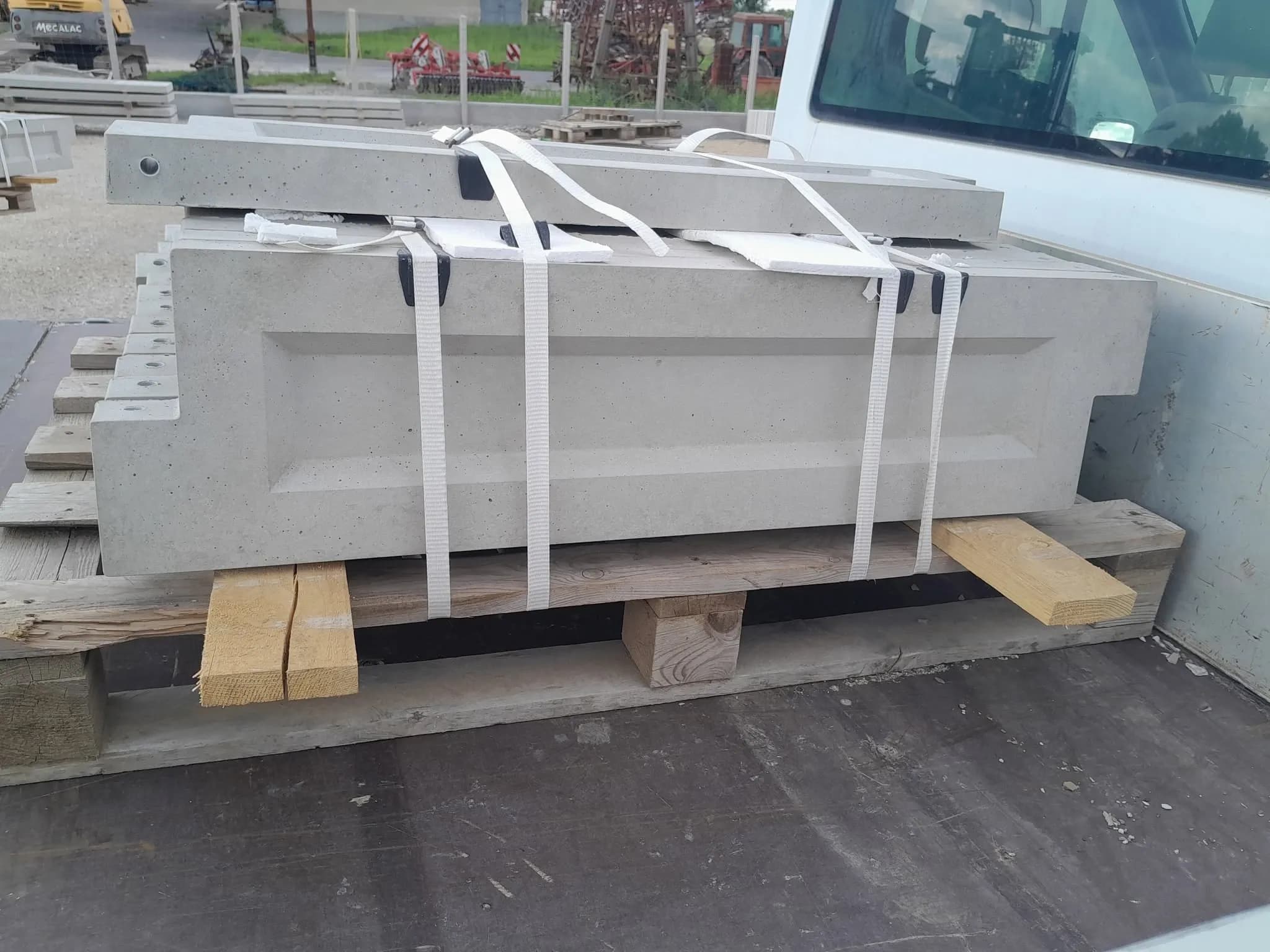 Beton magaságyás elemei pántolva, szállításra előkészítve
