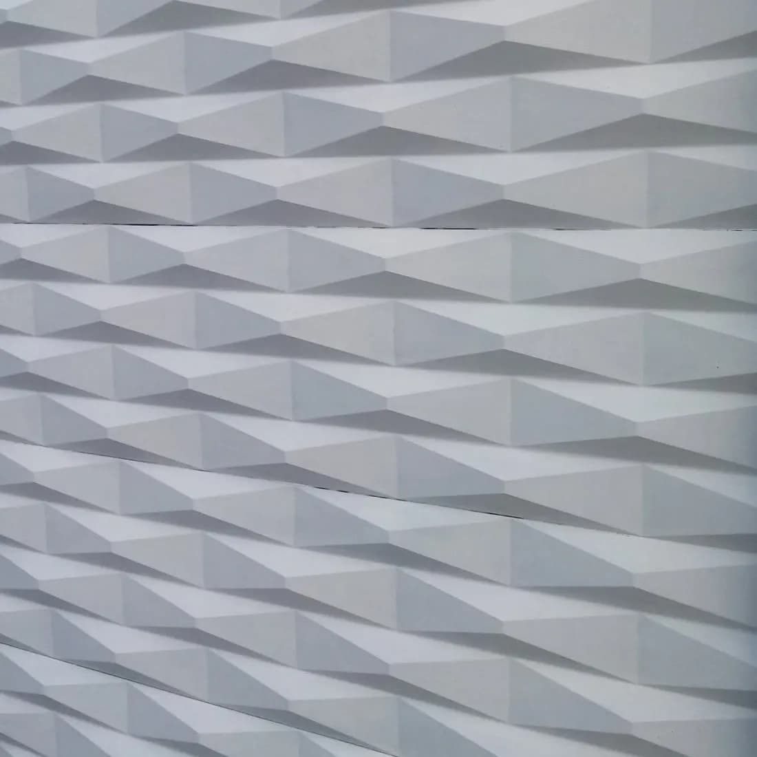 Geometrikus, gyémánt mintás fehér betonpanel közelről