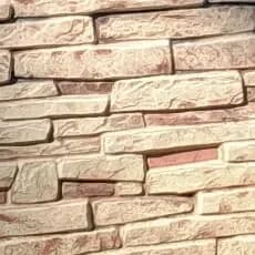 Sárgás alapú, rozsdabarna foltos, antikolt kőmintás betonpanel a telephelyi mintafalon
