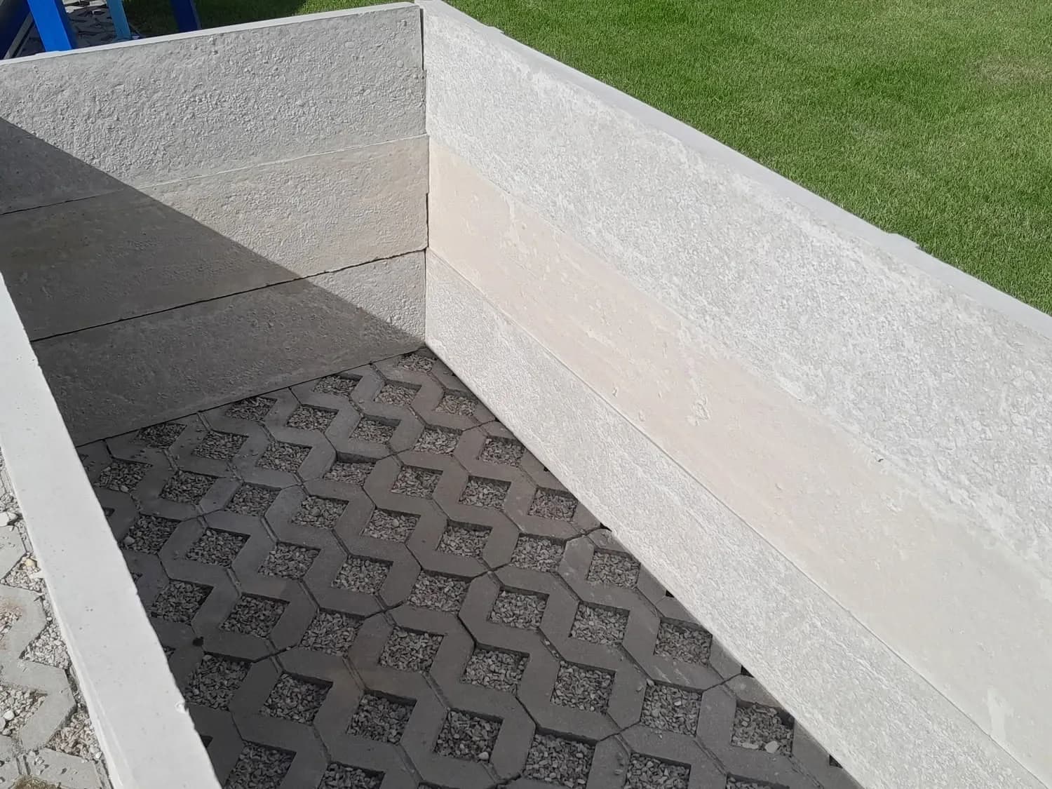 Összeállított beton magaságyás térkövön